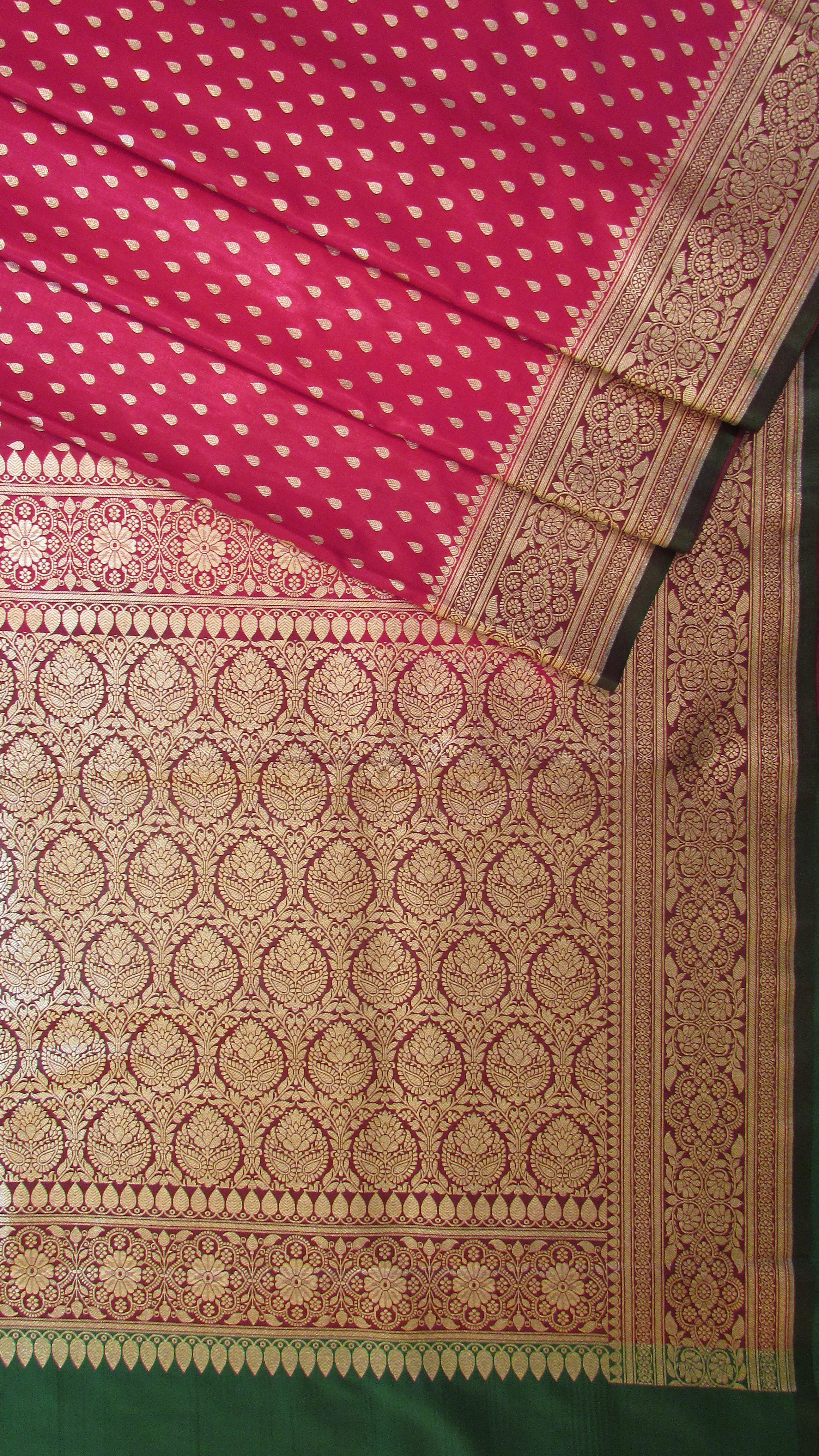 Saundarya Women's Magenta Banarasi Silk Saree